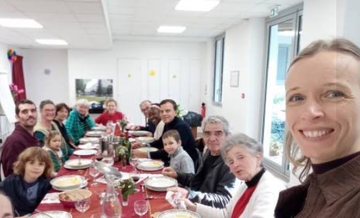 joie partage repas habitat intergénérationnel famille table buglose